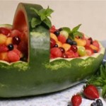 Servirovka fruktovogo salata v korzinochkah iz kozhuryi 2 150x150 Сервировка салатов и десертов в картинках