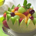 Servirovka fruktovogo salata v korzinochkah iz kozhuryi 4 150x150 Сервировка салатов и десертов в картинках