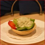 Servirovka salata v korzinochkah iz testa 2 150x150 Сервировка салатов и десертов в картинках