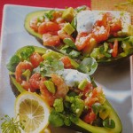 Servirovka salata v lodochkah iz avokado 150x150 Сервировка салатов и десертов в картинках