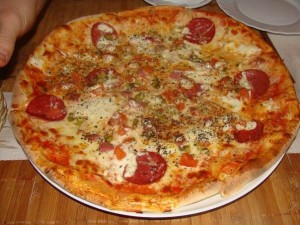 Klassicheskaya pitstsa s pomidorami i syirom 300x225 Классическая пицца с помидорами и сыром