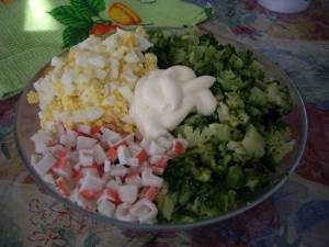 Salat iz kapustyi brokkoli yaits i krabovyih palochek Салатик с капустой   брокколи, крабовыми палочками и яйцами
