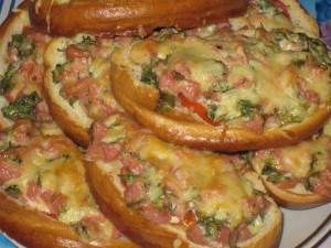 Goryachiy prostoy buterbrod s pomidorami i sosiskami Горячий простой бутерброд с помидорами и сосисками