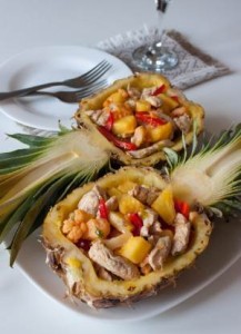 Salat iz indeyki v ananase   Noch lyubvi   217x300 Салат из индейки в ананасе «Ночь любви»