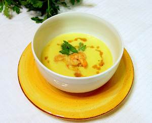 Kukuruznyiy sup krem s varenyimi krevetkami Кукурузный суп крем с вареными креветками
