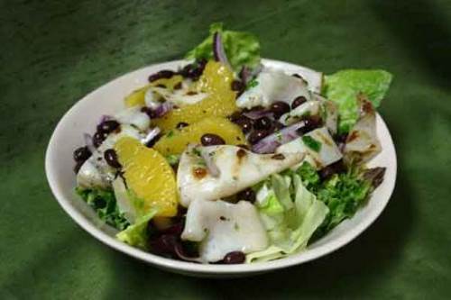 Salat s kalmarami i tsitrusami Салат ассорти с кальмаром, грейпфрутом и орешками