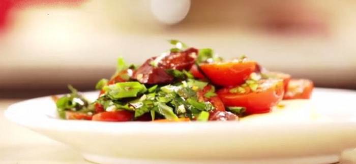 Salat po andaluzski iz krasnyih pomidorov s chorizo Салат по андалузски из красных помидоров с чоризо