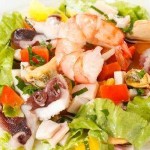 Salat s morskim kokteylem myagkim syirom i avokado 150x150 Сэндвичи со слабосоленым лососем, сыром и инжиром