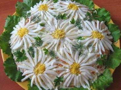 Salat sloyami s gribami Romashka Салат слоями с грибами Ромашка