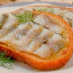 Goryachiy buterbrod na belom hlebe s seledochkoy 150x150 Горячий простой бутерброд с помидорами и сосисками