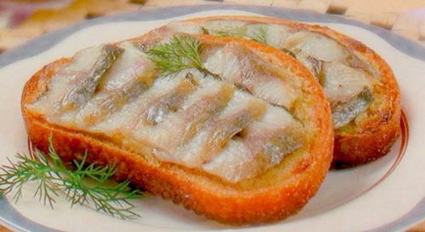 Goryachiy buterbrod na belom hlebe s seledochkoy Горячий бутерброд на белом хлебе с селедочкой