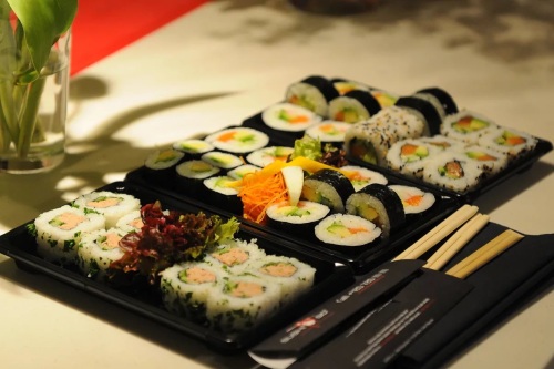 Kulinarnyiy shedevr pod nazvaniem Sushi Кулинарный шедевр под названием Суши