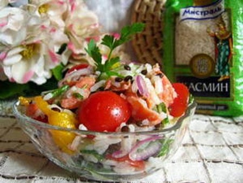 Salat s chechevitsey semgoy risom i svezhimi ovoshhami Салат с чечевицей, семгой, рисом и свежими овощами