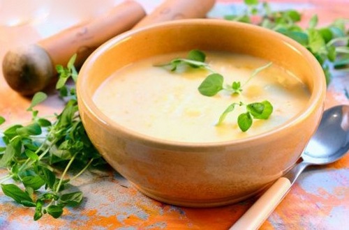 Sup iz kartoshki luka poreya i kornya seldereya Суп из картошки, лука порея и корня сельдерея